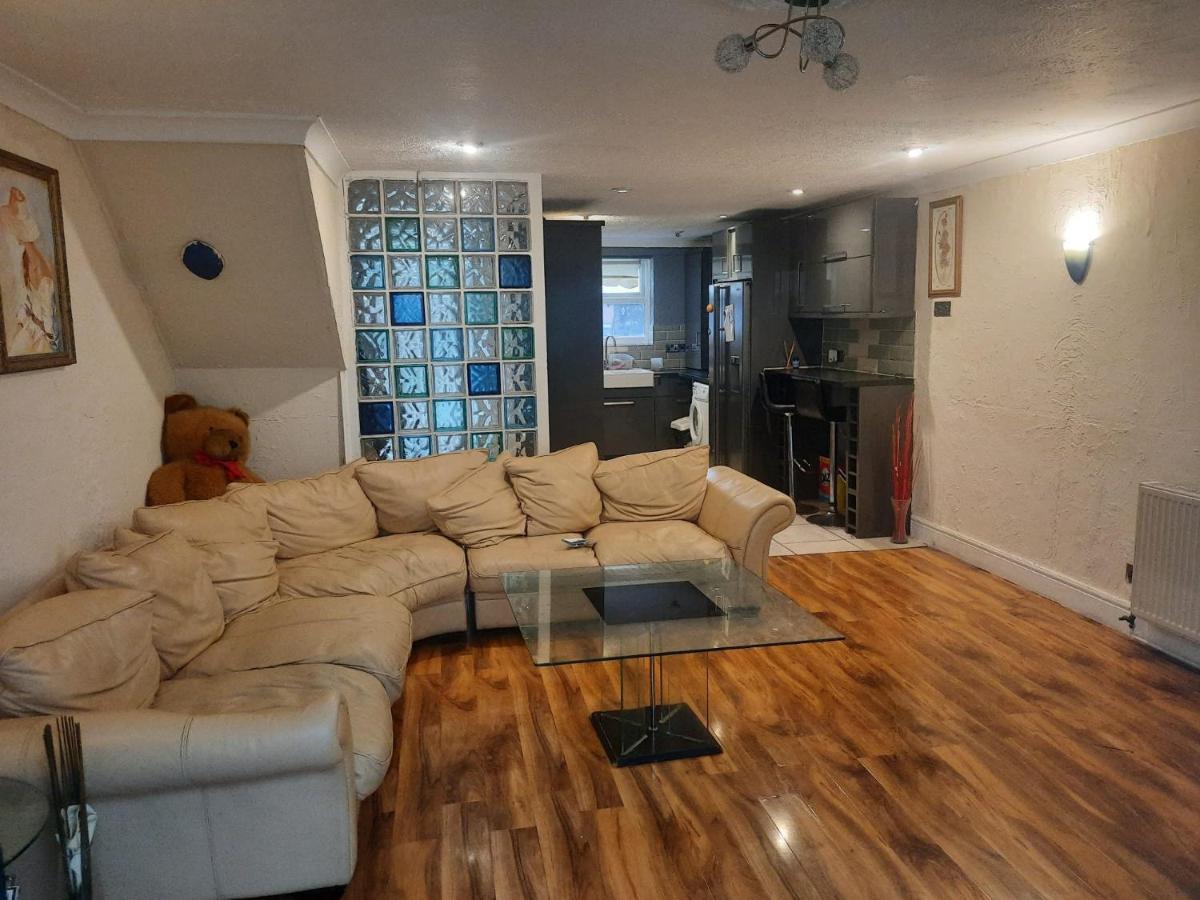 Home Away In A Close Thamesmead  ภายนอก รูปภาพ