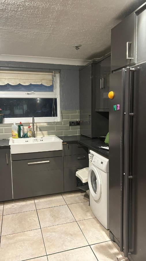 Home Away In A Close Thamesmead  ภายนอก รูปภาพ