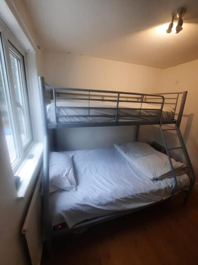 Home Away In A Close Thamesmead  ภายนอก รูปภาพ
